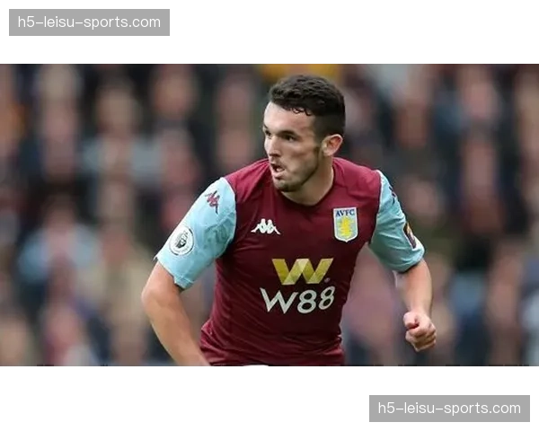 特写：维拉公园全场起立鼓掌，致敬因伤被换下的老将麦金