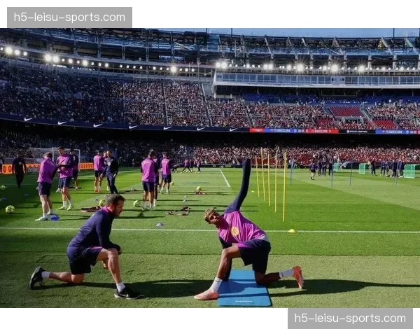 特写:诺坎普球迷为伤愈复出的加维起立鼓掌 特写:诺坎普球迷为伤愈复出的加维起立鼓掌