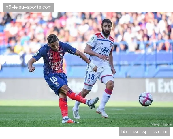 马赛与里昂的法国国家德比上半场未结束即爆发大规模冲突，比赛中断