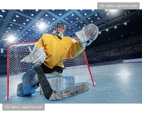 高清镜头捕捉：冰球击中横梁后垂直弹起，门将顺势将球抓住